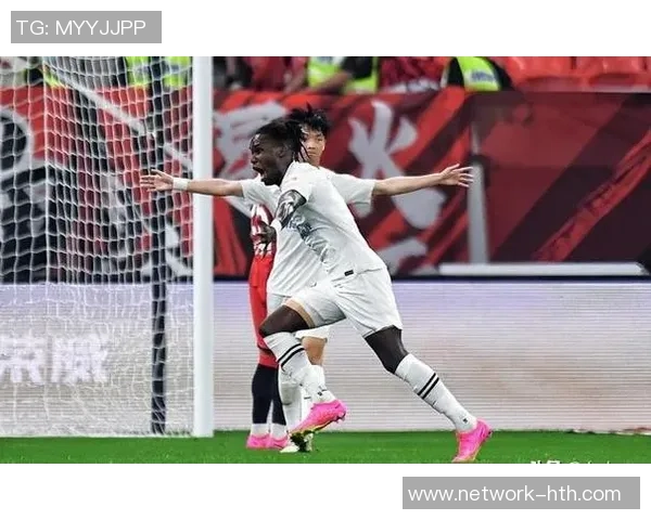 拜仁与佛罗伦萨比赛中的争议判罚引发广泛讨论与热议